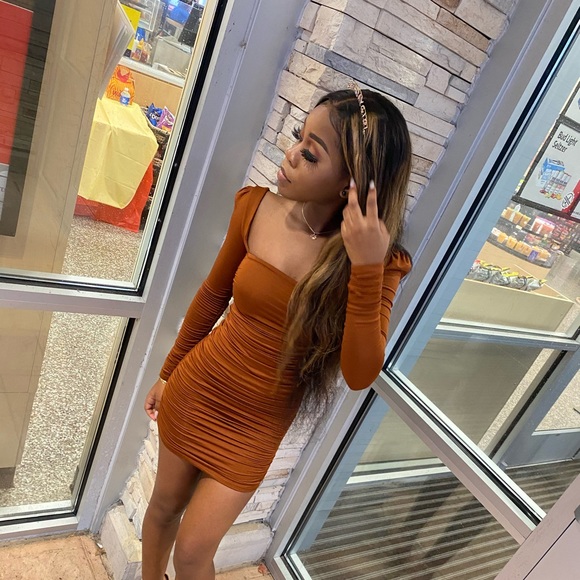 Long sleeve runched mini dress in golden brown - Picture 7 of 8